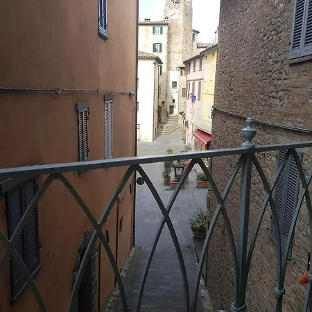 Nido Nel Cuore Di Montone 公寓